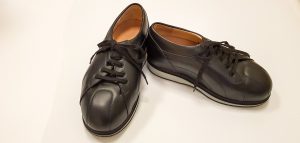 individuell angefertigte orthopädische Maßschuhe in schwarz Wurst Sanitätshaus