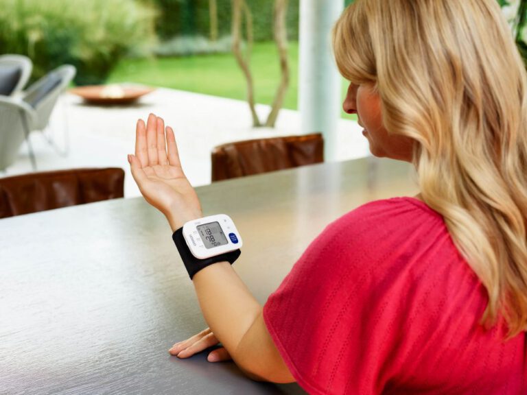 OMRON-Handgelenk-Blutdruckmessgeraet-RS4-sanivita-wurst