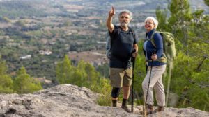 paar-beim-entspannten-wandern-im-schwarzwald