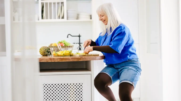 Frau mit langen Kompressionsstrümpfen beim Kochen