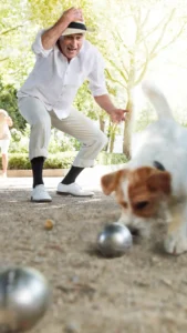 Mann beim Boule-Spielen mit Kompressionsstrümpfen – Sanitätshaus Wurst